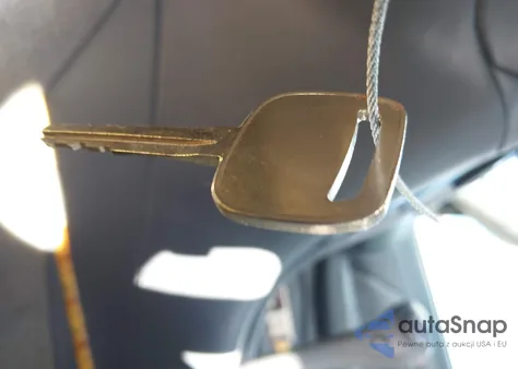 2000 Toyota Camry Le from USA, damaged, VIN 4T1BG22K1YU756645